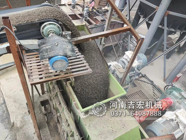 重庆1610瓜米石对辊制砂机生产现场